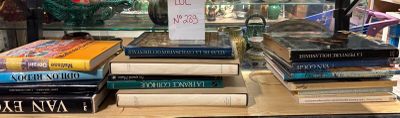 plusieurs livres empilés sur une étagère