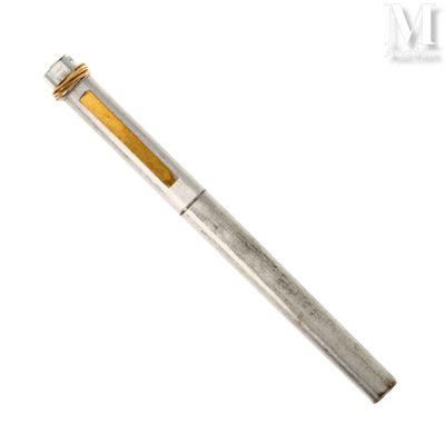 un gros plan d'un stylo sur fond blanc