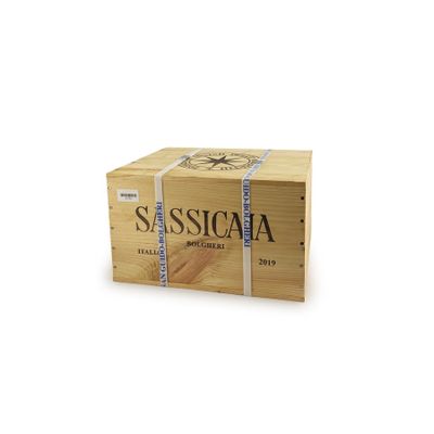 une boîte en bois sur laquelle est collée une étiquette portant l'inscription « Sassica »