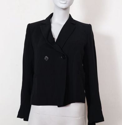 un mannequin portant une veste noire et une jupe blanche