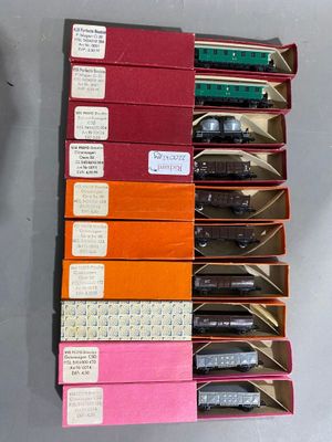 il y a beaucoup de modèles différents de téléphones portables dans la boîte