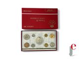 une image représentant une boîte rouge contenant une collection de pièces de monnaie