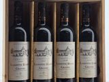 trois bouteilles de vin dans un coffret en bois sur une surface blanche