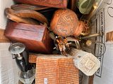 une boîte en carton remplie de différents types d'objets
