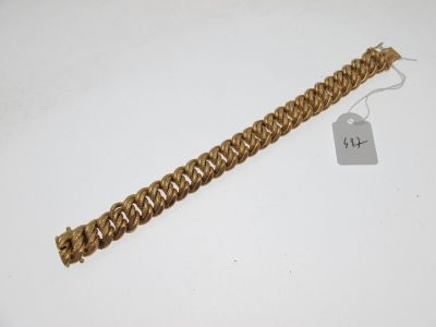 un bracelet en chaîne en or avec une étiquette