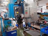 une photo d'un atelier d'usinage avec de nombreuses machines
