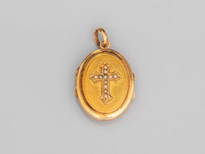 un fermoir en or orné d'une croix