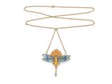 un collier orné d'une libellule suspendue à son dos