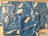 plusieurs paires de pantalons bleus posées sur une table blanche