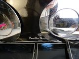 deux miroirs posés sur une table