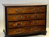 une commode en bois avec de nombreux tiroirs