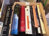 un grand nombre de livres qui se trouvent dans une boîte