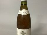 une bouteille de vin posée sur une table