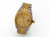 une image d'une montre-bracelet en or et argent sur une surface blanche