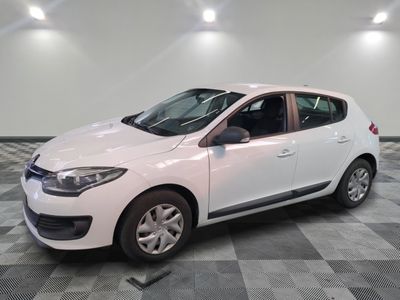 la photo d'une voiture blanche garée dans un garage