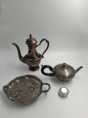 trois pièces d'argenterie ancienne, à savoir une théière, un bol et une cuillère