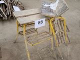 une petite table sur laquelle est inscrit un chiffre, au milieu d'une pièce