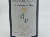 une bouteille de vin posée sur une table