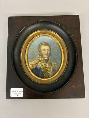 portrait d'un homme en uniforme militaire dans un cadre en bois