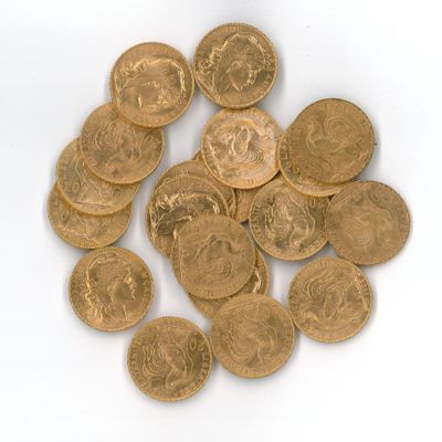 une pile de pièces d'or posée sur une surface blanche