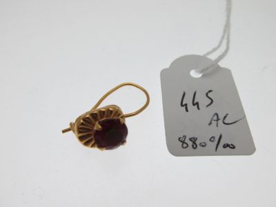 une photo d'une paire de boucles d'oreilles à laquelle est attachée une étiquette
