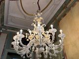 un lustre suspendu au plafond d'une pièce