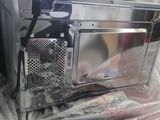 un micro-ondes posé sur un sac en plastique
