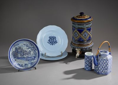 Ensemble en faïence émaillée dans les tons bleu et blanc, XX…