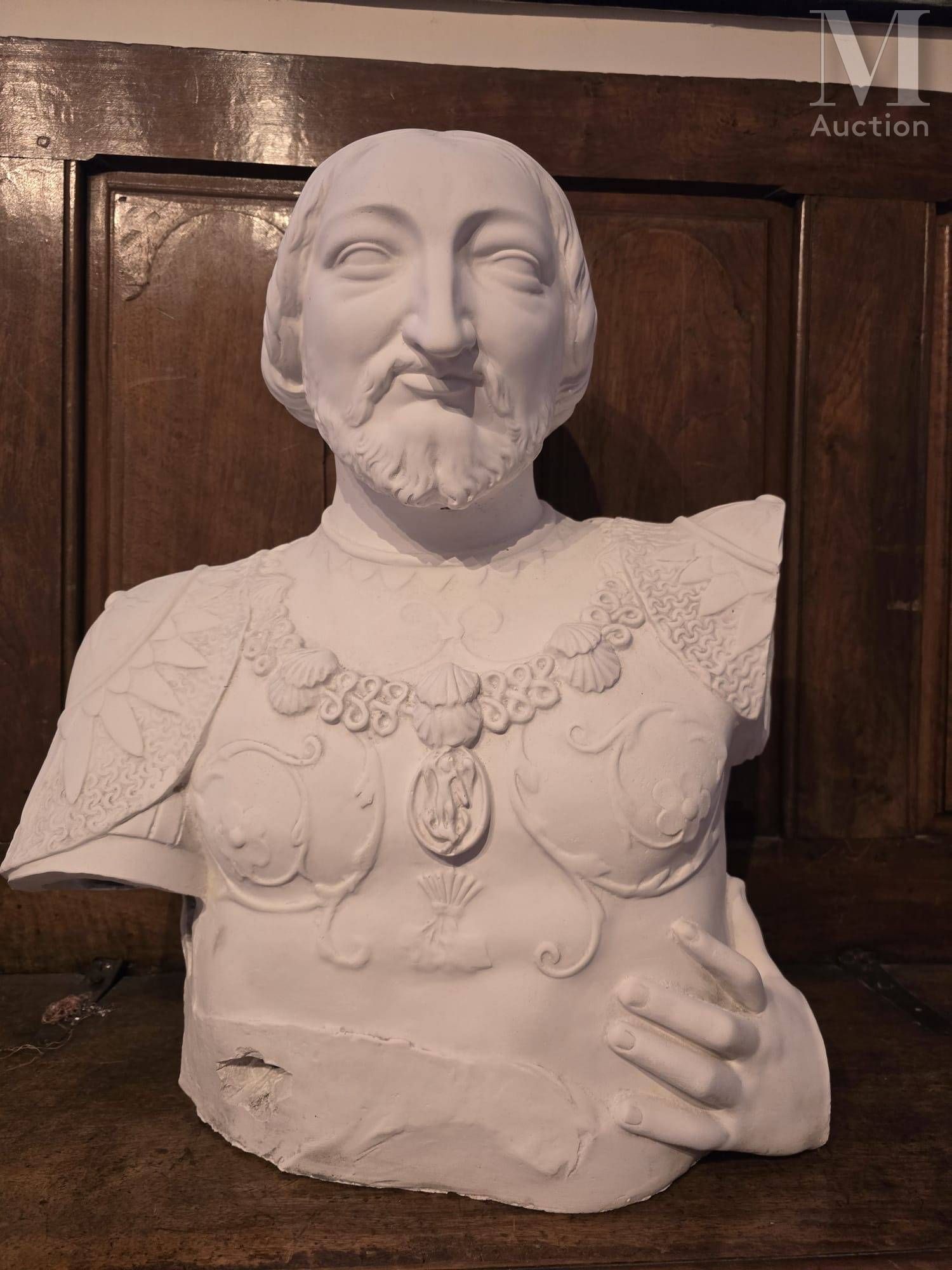 François Ier Buste en plâtre figurant le souverain en armure…