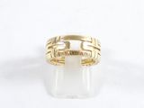 gros plan d'une bague en or sur une surface blanche