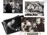 plusieurs photos en noir et blanc d'hommes assis autour d'une table