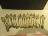 de nombreuses fourchettes et cuillères exposées dans une vitrine