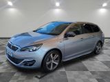 la voiture argentée est garée sur le sol en damier d'un garage