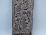 une image représentant une plaque en pierre sur laquelle figurent un homme et une femme