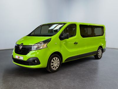 La camionnette verte est garée dans une grande pièce.