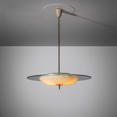 un luminaire suspendu au plafond d'une pièce