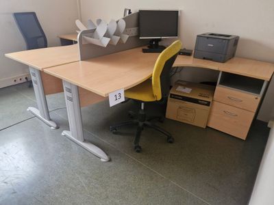 un bureau équipé d'un ordinateur et d'une imprimante