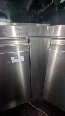 deux réfrigérateurs en acier inoxydable dans un coin de la cuisine