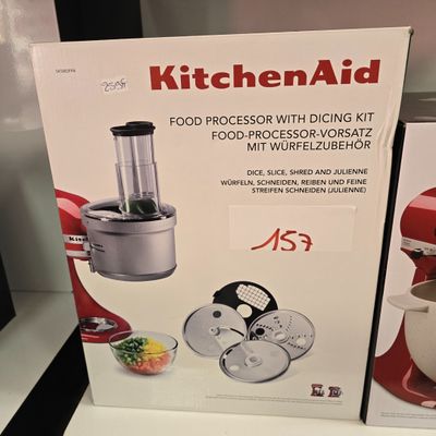 deux boîtes de robots de cuisine KitchenAid exposées dans un magasin