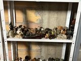beaucoup de figurines sur les étagères de la pièce