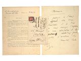 une vieille lettre portant un timbre rouge, posée sur une feuille de papier