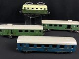 trois petits trains sont posés sur une surface noire