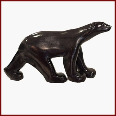 statue d'un ours polaire sur fond blanc, encadrée d'un cadre rouge
