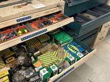 un grand choix d'articles variés sur les rayons du magasin