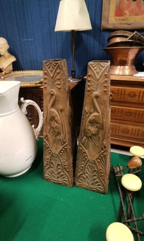 Paire de vase en cuivre moulé un décor de cigogne