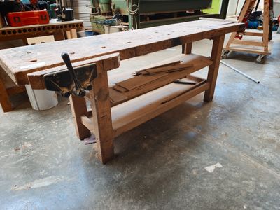 un établi dans un atelier, sur lequel sont posés des outils