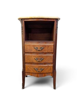 une photo d'une commode en bois comportant trois tiroirs et une étagère