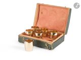 six tasses dans un coffret avec un porte-tasses