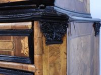 Commode scriban en placage de noyer et prunier, l'abattant d… (photo 3)