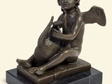 statue en bronze représentant un enfant avec un oiseau, posée sur un socle en marbre